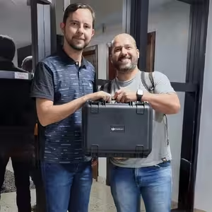 Entrega de maleta com equipamento DJI a cliente da Próspera Distribuição