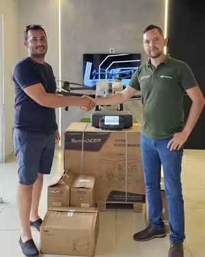Entrega de drone DJI a cliente na loja da Próspera Distribuição