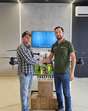Entrega técnica de drone DJI Agras a cliente na loja da Próspera Distribuição