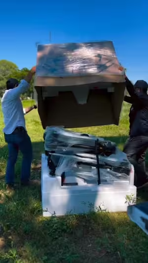 Desembalagem de drone DJI Agras em campo pela equipe da Próspera